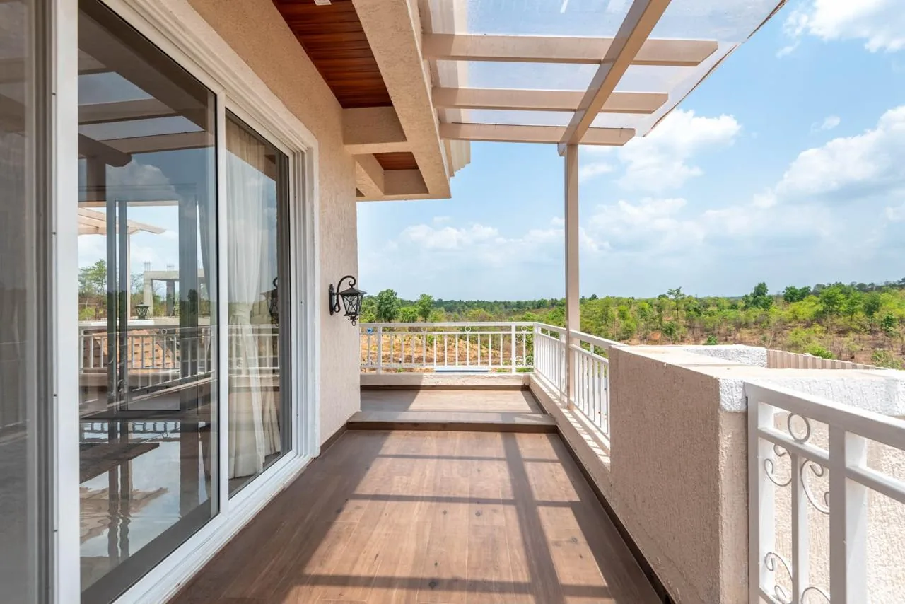 A balcony under the pergola, facing the valley